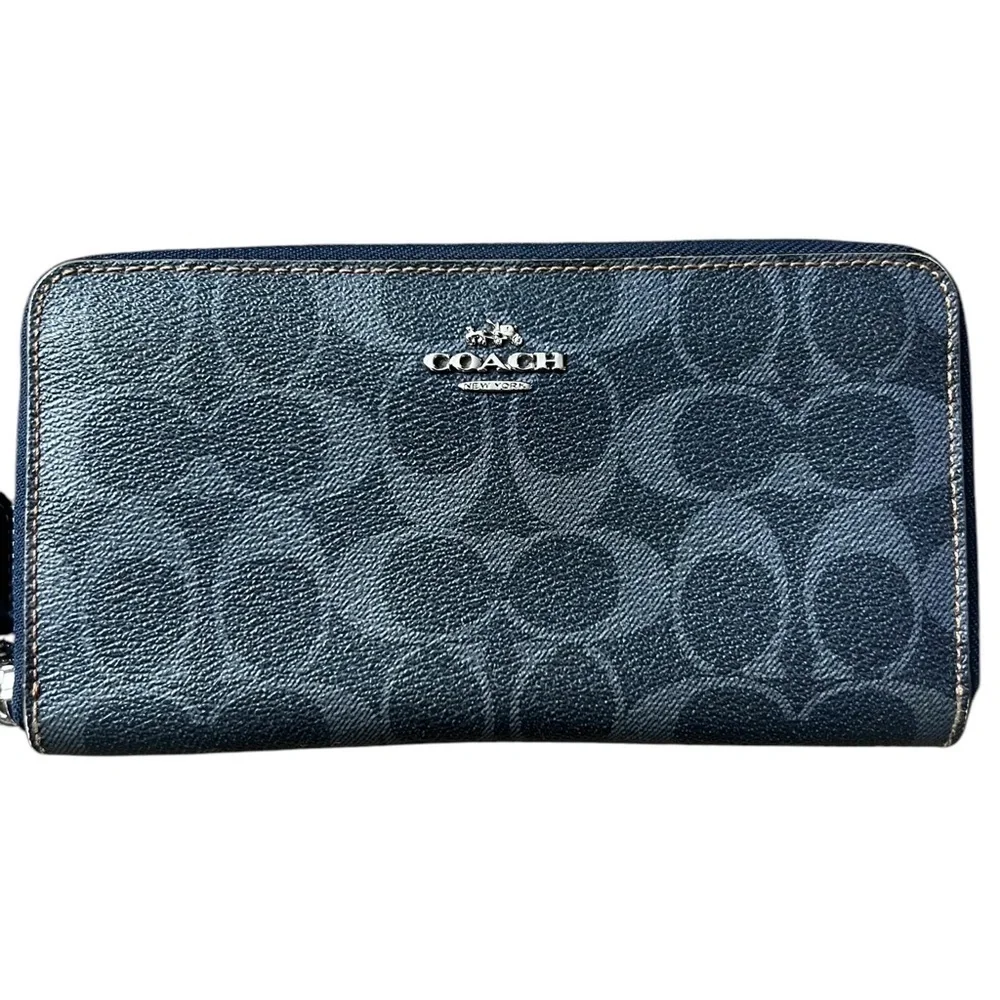 COACH Signature C4452 Long Zipper Wallet. Excellent condition!